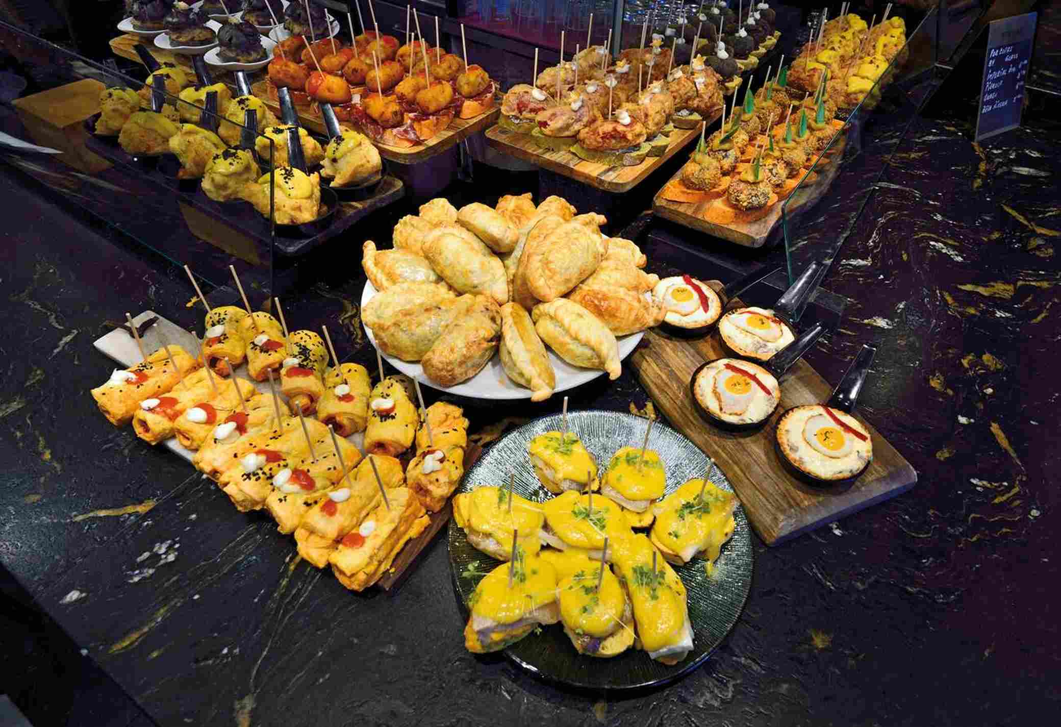 Complimentary beverages and snacks – Enjoy a selection of beer, wine, and non-alcoholic drinks throughout the journey