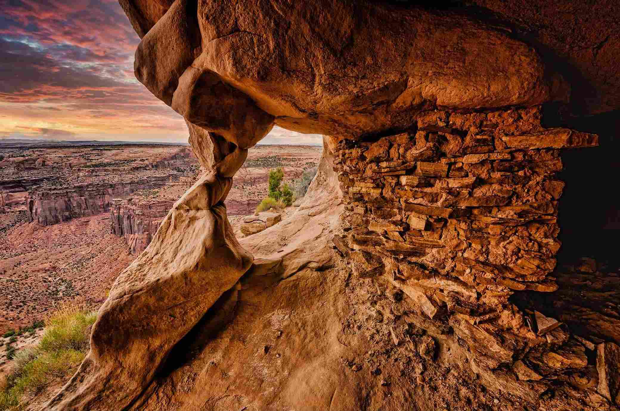Utah’s Desert Landscapes – The scenery transitions into natural arches, hoodoos, and dramatic rock formations